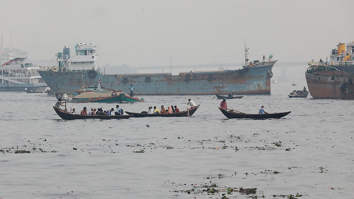 বুড়িগঙ্গা নদীতে বড় বড় লঞ্চ ও মাটি ও বালুবাহী ট্রলারের সামনে দিয়ে ঝুঁকি নিয়ে ছোট ছোট নৌকায় করে চলাচল করছেন যাত্রীরা। সদরঘাট, রাজধানী। ছবি: আশরাফুল আলম