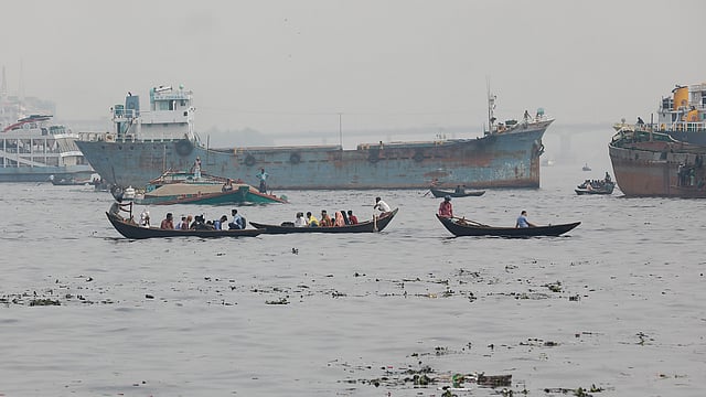 বুড়িগঙ্গা নদীতে বড় বড় লঞ্চ ও মাটি ও বালুবাহী ট্রলারের সামনে দিয়ে ঝুঁকি নিয়ে ছোট ছোট নৌকায় করে চলাচল করছেন যাত্রীরা। সদরঘাট, রাজধানী। ছবি: আশরাফুল আলম