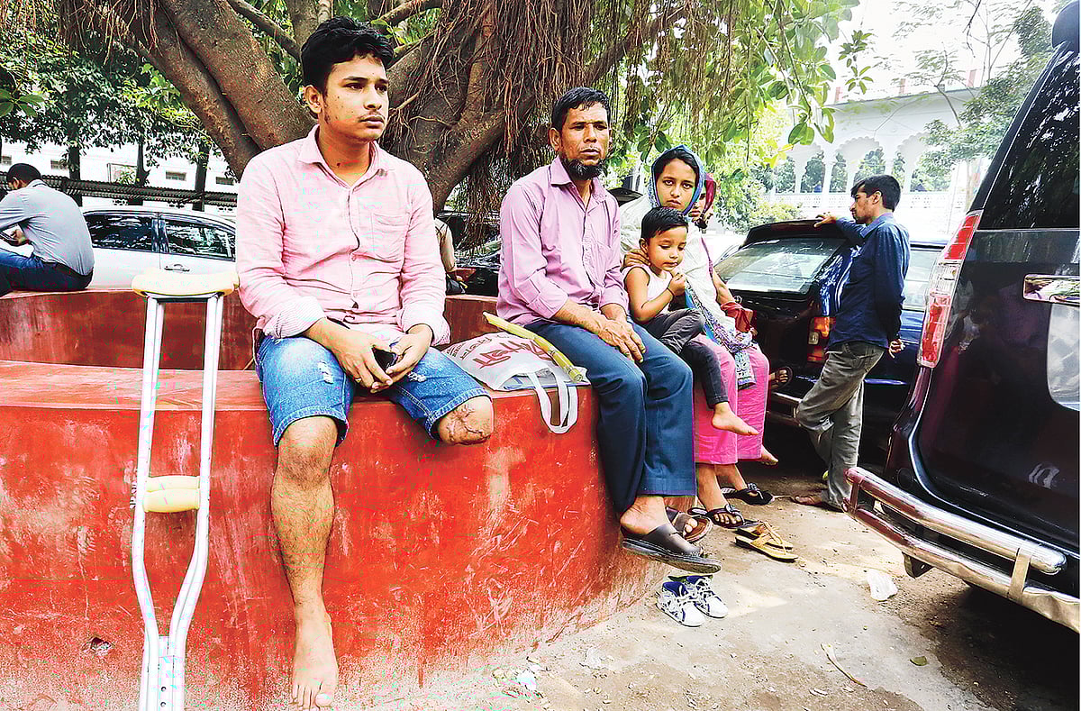 বাসচাপায় পা হারানো রাসেল সরকার রিট আবেদনের শুনানির জন্য সপরিবারে হাইকোর্ট চত্বরে। প্রথম আলাে ফাইল ছবি