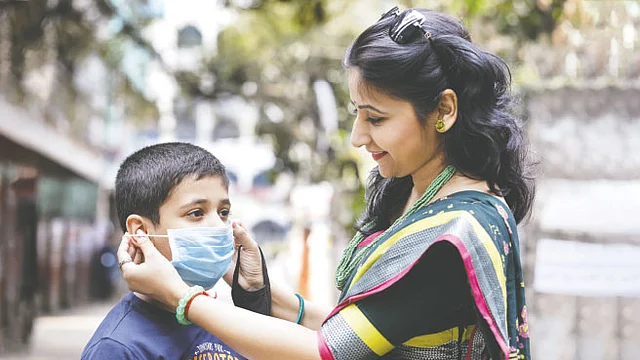 বাতাসের ধুলাবালি থেকে নিরাপদ থাকতে এ ধরনের মাস্ক দরকার। মডেল: ঋিক ও দীপ্তি। ছবি: খালেদ সরকার