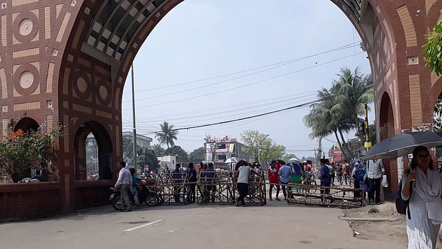 নীলক্ষেতে বিশ্ববিদ্যালয় এলাকায় ঢুকতে বাধা।