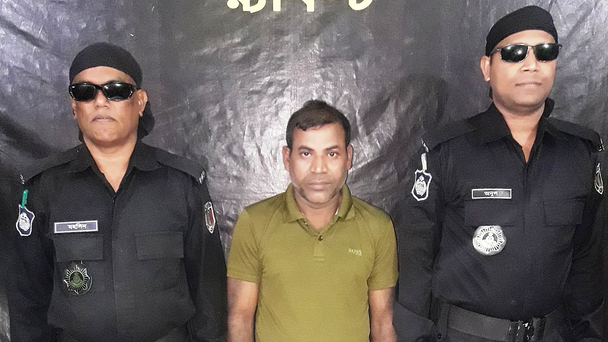 গ্রেপ্তার মাসুদ রানা। মাদারীপুর র্যাব ক্যাম্প, ১২ মার্চ। ছবি: প্রথম আলো