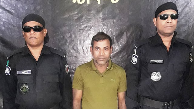 গ্রেপ্তার মাসুদ রানা। মাদারীপুর র‌্যাব ক্যাম্প, ১২ মার্চ। ছবি: প্রথম আলো