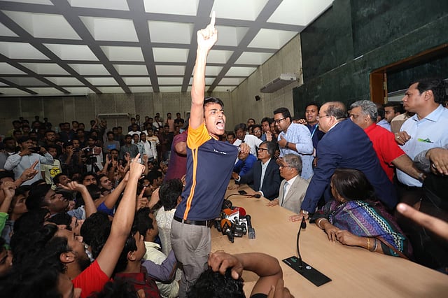 ছাত্রলীগের নেতা-কর্মীদের বিক্ষোভ। ছবি: দীপু মালাকার