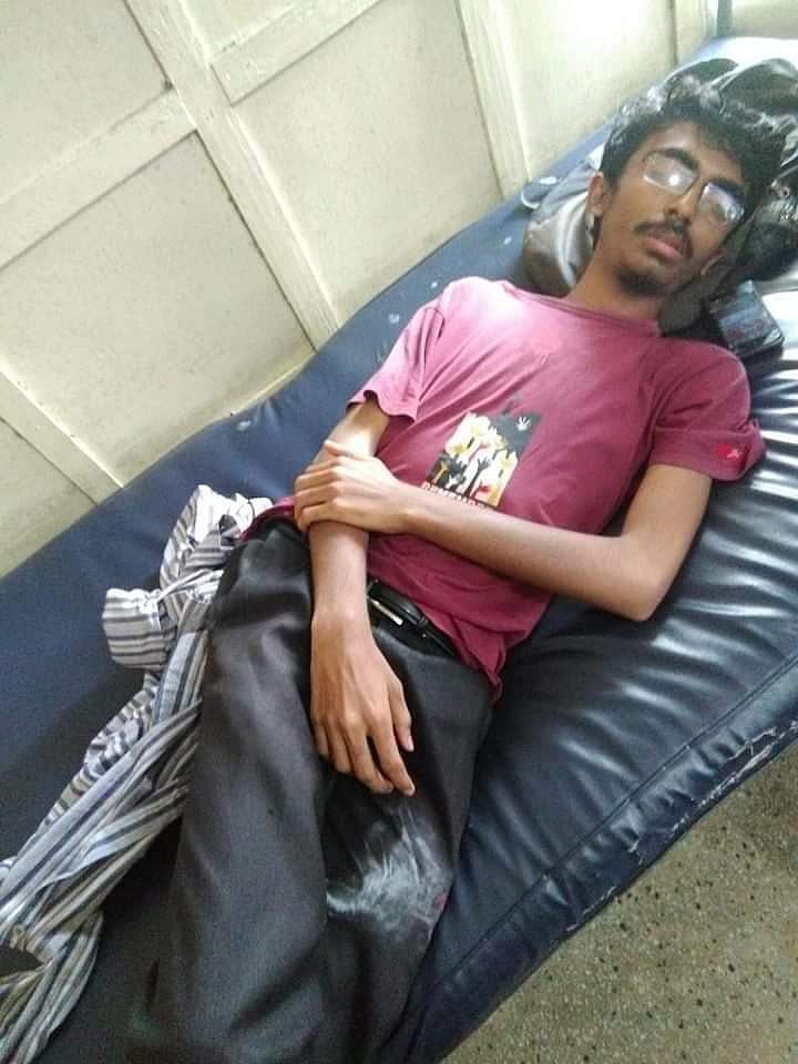 প্রগতিশীল ছাত্রজোটের মিছিলে ছাত্রলীগের হামলায় আহত এক শিক্ষার্থী। বিশ্ববিদ্যালয় চিকিৎসা কেন্দ্র থেকে তোলা। ছবি: প্রথম আলো