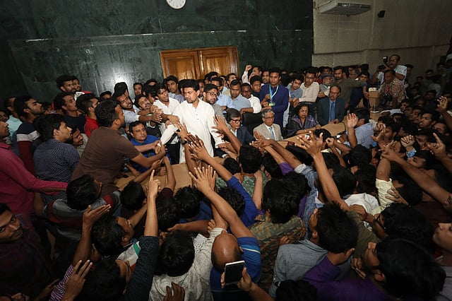 ছাত্রলীগের নেতা-কর্মীদের বিক্ষোভ। ছবি: দীপু মালাকার