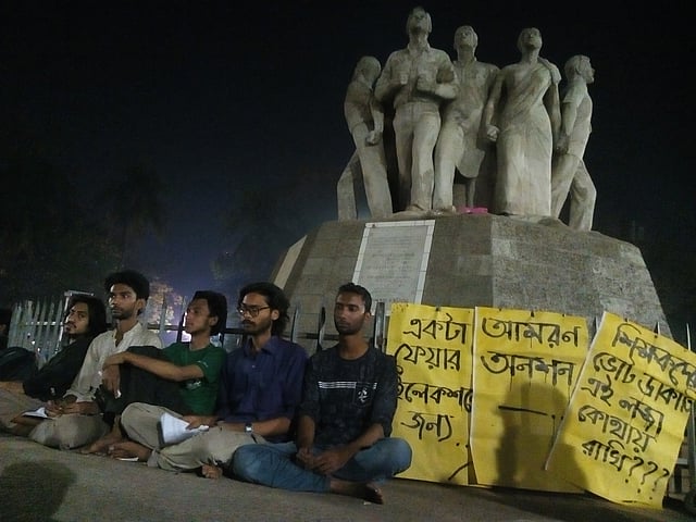 ঢাকা বিশ্ববিদ্যালয় কেন্দ্রীয় ছাত্র সংসদ নির্বাচন বাতিল করে পুনঃ তফসিলের দাবিতে অনশনে বসেছেন বিশ্ববিদ্যালয়ের পাঁচ শিক্ষার্থী। রাজু ভাস্কর্যের পাদদেশ, ঢাকা বিশ্ববিদ্যালয়, ১২ মার্চ। ছবি: প্রথম আলো