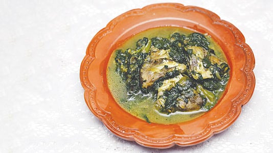 পালংশাকে ফলি মাছের মাথা