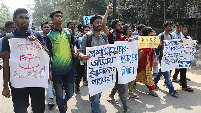 বিভিন্ন প্ল্যাকার্ড হাতে বিক্ষোভকারীরা।
