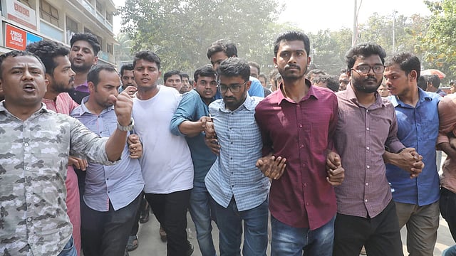 ডাকসু নির্বাচনে নবনির্বাচিত ভিপি নুরুল হক মিছিল নিয়ে টিএসসিতে যান।