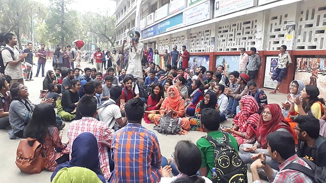 টিএসসি এলাকায় বিক্ষোভ।