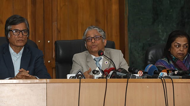 ডাকসুর ফলাফল ঘোষণা করেন উপাচার্য মো. আখতারুজ্জামান। ছবি: দীপু মালাকার