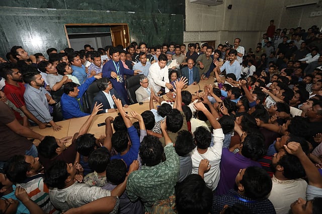 ছাত্রলীগের নেতা-কর্মীদের বিক্ষোভ। ছবি: দীপু মালাকার