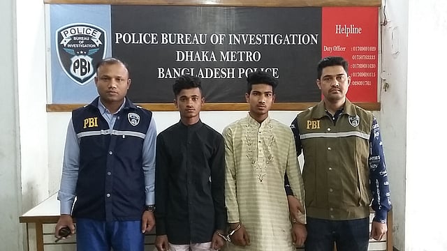 পুরান ঢাকার চকবাজার এলাকার সিজান হত্যার অভিযোগে ইমন (১৯) ও মুন্না মিয়া (১৮) নামে দুজনকে গ্রেপ্তার করে পুলিশ ব্যুরো অব ইনভেস্টিগেশন (পিবিআই)। ছবি : সংগৃহীত