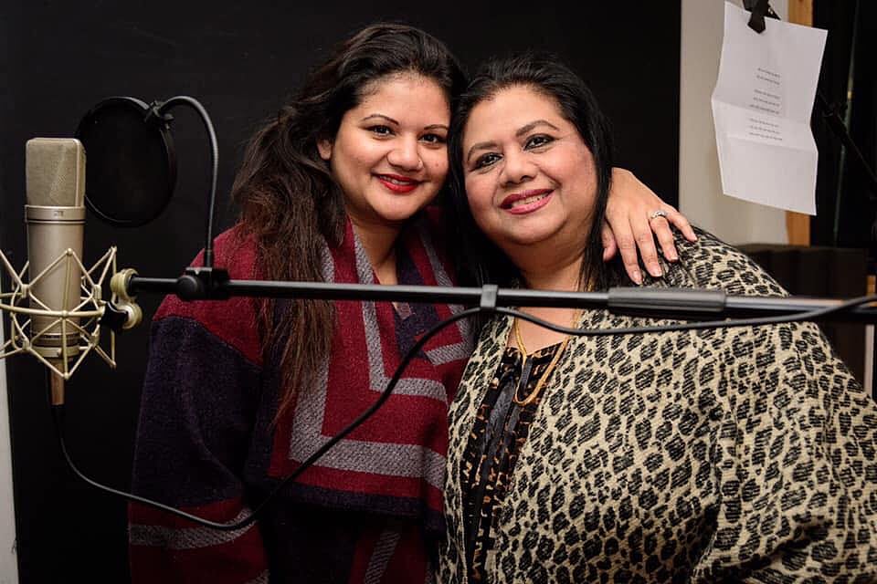 যুক্তরাজ্যের স্টুডিওতে গানের রেকর্ডিংয়ে মা রুনা লায়লার সঙ্গে মেয়ে তানি লায়লা। ছবি: ফেসবুক থেকে নেওয়া