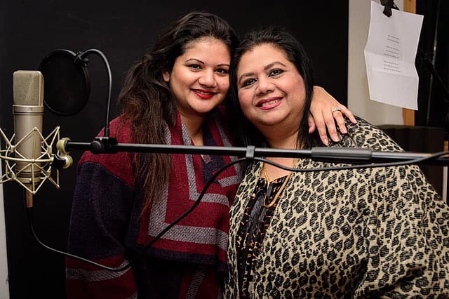 যুক্তরাজ্যের স্টুডিওতে গানের রেকর্ডিংয়ে মা রুনা লায়লার সঙ্গে মেয়ে তানি লায়লা। ছবি: ফেসবুক থেকে নেওয়া