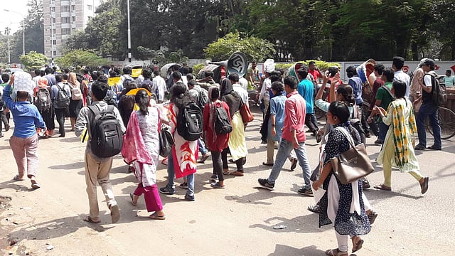 ক্যাম্পাসে বিক্ষোভ মিছিল।