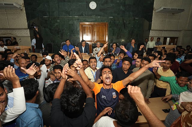 ছাত্রলীগের নেতা-কর্মীদের বিক্ষোভ। ছবি: দীপু মালাকার