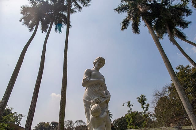 শ্বেতপাথরের এই ভাস্কর্যগুলো আনা হয়েছিল ইতালি থেকে।