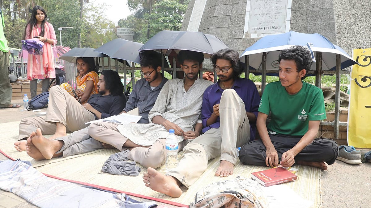 পুনরায় ডাকসু নির্বাচন করাসহ বিভিন্ন দাবিতে অনশন করছেন ছয় শিক্ষার্থী। রাজু ভাস্কর্য এলাকা, ঢাকা বিশ্ববিদ্যালয়, ১৩ মার্চ। ছবি: আবদুস সালাম