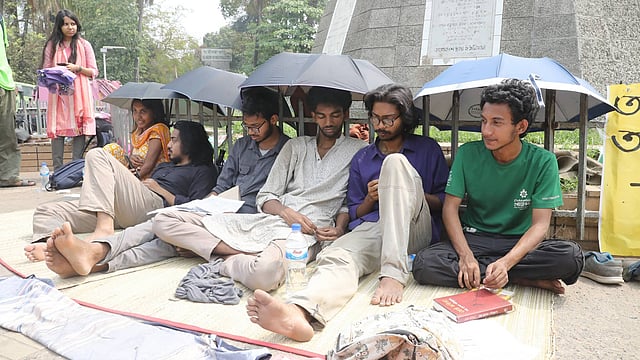 পুনরায় ডাকসু নির্বাচন করাসহ বিভিন্ন দাবিতে অনশন করছেন ছয় শিক্ষার্থী। রাজু ভাস্কর্য এলাকা, ঢাকা বিশ্ববিদ্যালয়, ১৩ মার্চ। ছবি: আবদুস সালাম