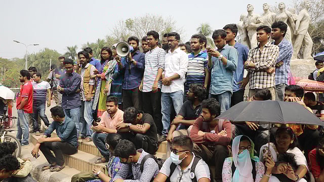 ভোট বর্জনকারী পাঁচটি প্যানেলের প্রার্থী ও কর্মীরা রাজু ভাস্কর্যের পাদদেশে সমাবেশ করছেন।