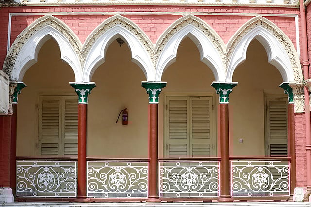 রাজবাড়ির সবখানে কারুকাজের নিদর্শন।