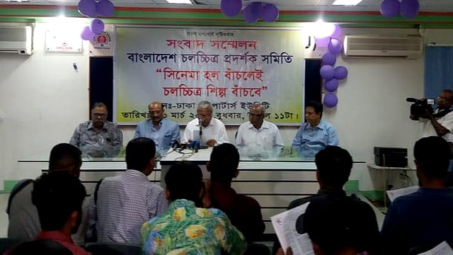 সংবাদ সম্মেলনে লিখিত বক্তব্য পড়ছেন বাংলাদেশ চলচ্চিত্র প্রদর্শক সমিতির উপদেষ্টা সুদীপ্ত দাশ। ছবি: সংগৃহীত