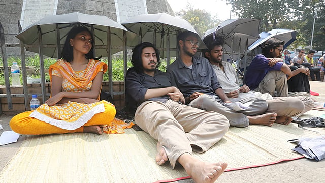 পুনরায় ডাকসু নির্বাচন করাসহ বিভিন্ন দাবিতে অনশন করছেন ছয় শিক্ষার্থী। রাজু ভাস্কর্য এলাকা, ঢাকা বিশ্ববিদ্যালয়, ১৩ মার্চ। ছবি: আবদুস সালাম