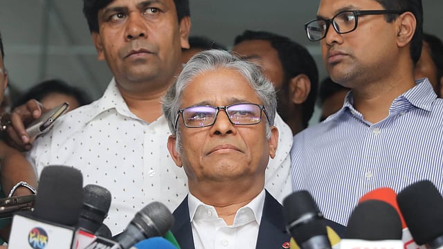 আন্দোলনকারীদের সঙ্গে আলোচনা শেষে সাংবাদিকদের সঙ্গে কথা বলেন উপাচার্য। ছবি: আবদুস সালাম