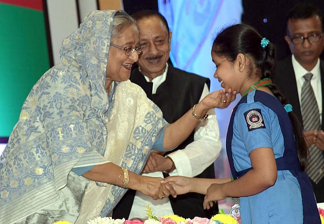 প্রাথমিক শিক্ষা সপ্তাহ-২০১৯-এর উদ্বোধনী অনুষ্ঠানে মেধাবী শিক্ষার্থীদের মধ্যে সনদ বিতরণ করেন প্রধানমন্ত্রী শেখ হাসিনা। ঢাকা, ১৩ মার্চ। ছবি: পিআইডি