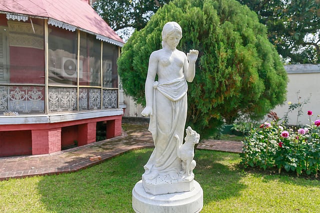 ইতালীয় বাগানের বিভিন্ন স্থানে শোভা পাচ্ছে পাথরের ভাস্কর্য।