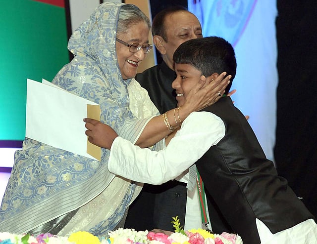 প্রাথমিক শিক্ষা সপ্তাহ-২০১৯-এর উদ্বোধনী অনুষ্ঠানে মেধাবী শিক্ষার্থীদের মধ্যে সনদ বিতরণ করেন প্রধানমন্ত্রী শেখ হাসিনা। ঢাকা, ১৩ মার্চ। ছবি: পিআইডি
