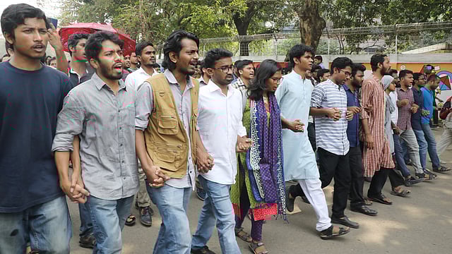 উপাচার্যের কার্যালয় অভিমুখে মিছিল।