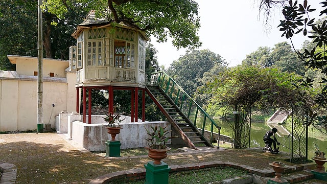 সুন্দর করে বাঁধানো ঘাট।