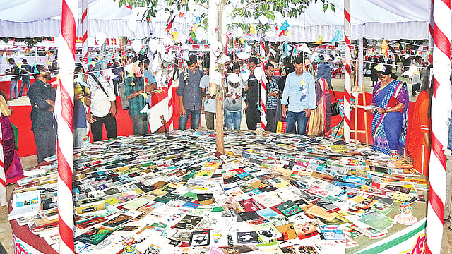 রাজশাহী বিশ্ববিদ্যালয়ে চিহ্নমেলায় তরুণ সাহিত্যিকদের স্টলে বই দেখছেন দর্শনার্থীরা।  গতকাল সন্ধ্যায় মেলা চত্বরে।  ছবি: প্রথম আলো