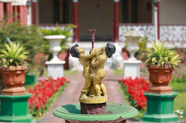 বাগানের নান্দনিক ফোয়ারা।