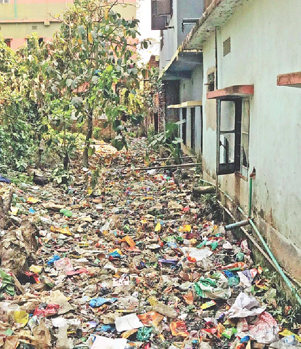 দেখে মনে হচ্ছে ভাগাড়। আসলে তা নয়, এটি নালা। এর ওপর ময়লা ফেলে এ অবস্থা করা হয়েছে। গত শনিবার কুমিল্লা শহরতলির দৌলতপুর ছায়াবিতান এলাকায়।  প্রথম আলো