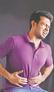 পেটব্যথা কোথায় হচ্ছে, তার ওপর নির্ভর করবে সমস্যাটা কিসের। ছবি: অধুনা