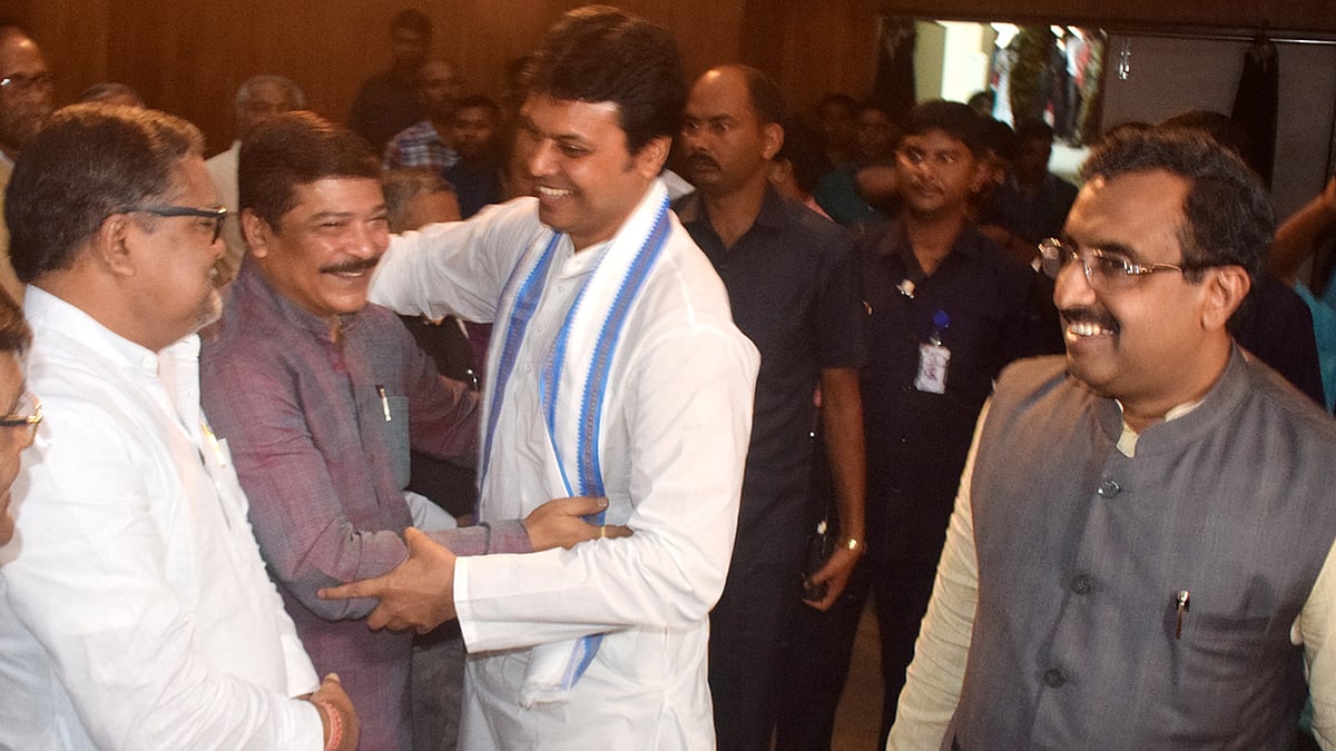 ত্রিপুরার রাজধানী আগরতলায় বিজেপির বৈঠকে মুখ্যমন্ত্রী বিপ্লব কুমার দেব ও অন্যদের সঙ্গে বিজেপির সাধারণ সম্পাদক রামমাধব। ছবি: প্রথম আলো