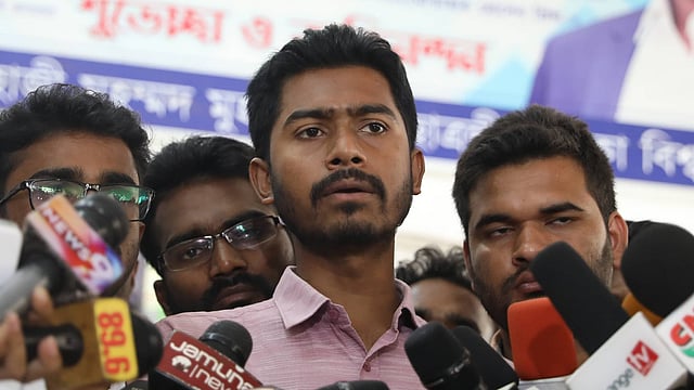 ডাকসুর নবনির্বাচিত সহসভাপতি নুরুল হক হাজী মুহম্মদ মুহসীন হলে সাংবাদিকদের সঙ্গে কথা বলেন। ছবি: আবদুস সালাম