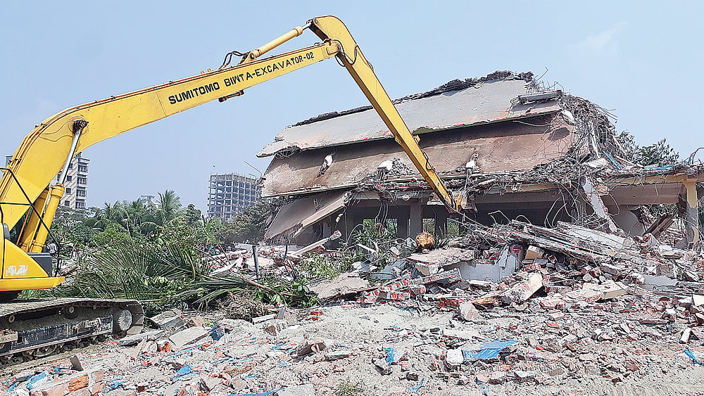 মোহাম্মদপুর এলাকায় তুরাগ নদের তীরের অবৈধ স্থাপনা উচ্ছেদ করে বিআইডব্লিউটিএ। গতকাল দুপুরে।  প্রথম আলো