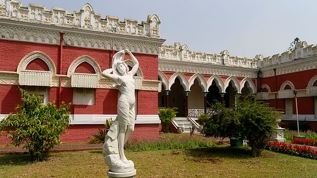 সংস্কারের পর ঝকঝকে রাজবাড়ি।