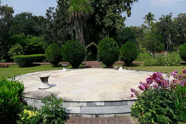 বাগানের মাঝখানে উন্মুক্ত স্থান।