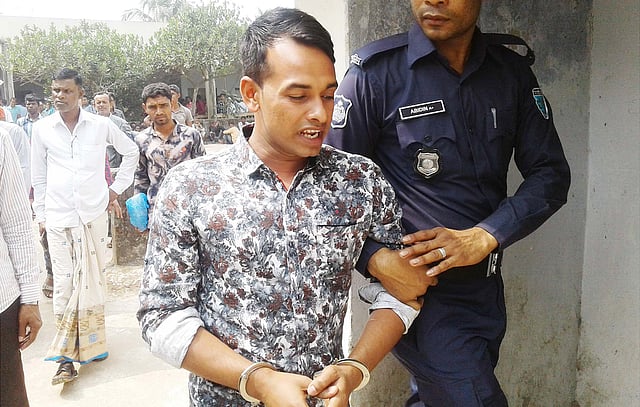 রায় ঘোষণার পর বখাটে এহিয়া সরদারকে নিয়ে যাচ্ছে পুলিশ। আদালত প্রাঙ্গণ, ১৩ মার্চ। ছবি: খলিল রহমান