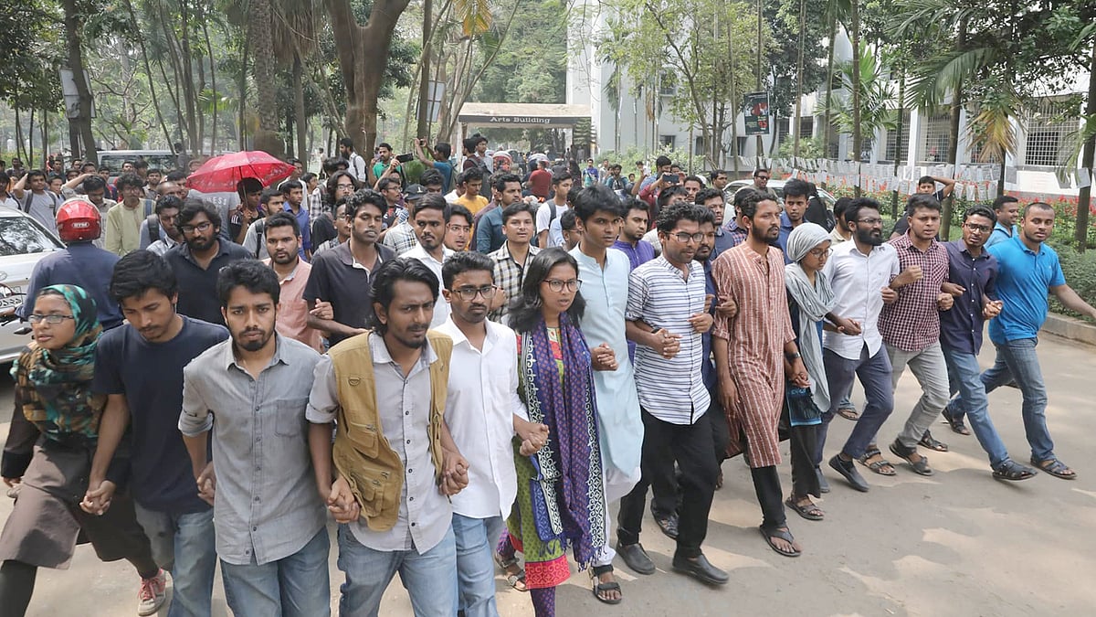 স্মারকলিপি নিয়ে উপাচার্যের কার্যালয়ে যাচ্ছেন আন্দোলনরত শিক্ষার্থীরা। ছবি: সুদীপ্ত সালাম