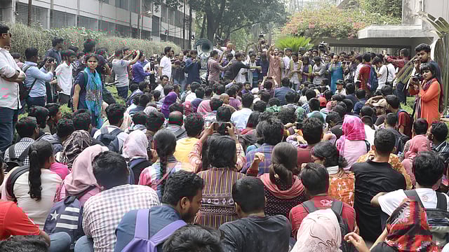 উপাচার্যের কার্যালয়ের সামনে অবস্থান নেন আন্দোলনকারীরা।