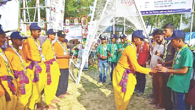 গাজীপুরের মৌচাক স্কাউট প্রশিক্ষণ কেন্দ্রে আতিথেয়তায় ব্যস্ত স্কাউটরা।  ছবি: প্রথম আলো