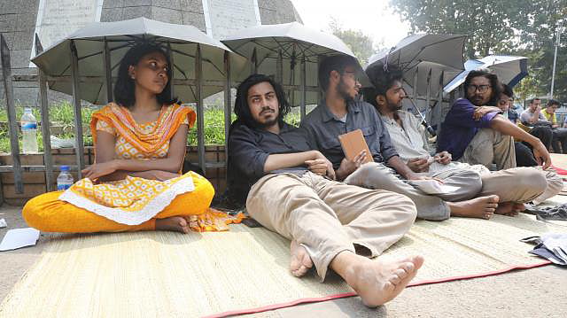 রাজু ভাস্কর্যের পাদদেশে অনশন করছেন ঢাকা বিশ্ববিদ্যালয়ের ছয় শিক্ষার্থী। ছবি : আবদুস সালাম