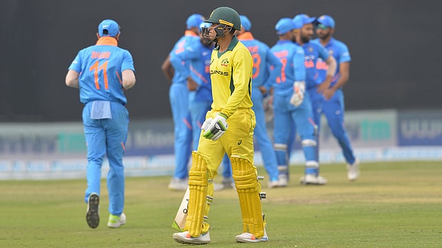 খাজা ফেরার পর তিনশোর্ধ্ব সংগ্রহের পথ থেকে ছিটকে পড়ে অস্ট্রেলিয়াও। ছবি: এএফপি